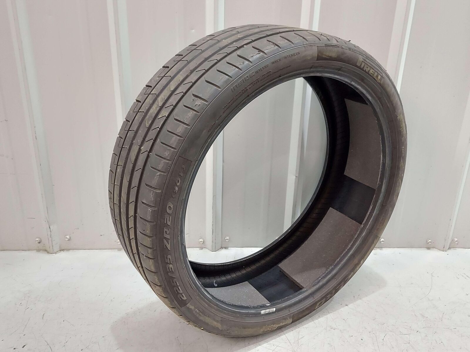 SINGLE TIRE PIRELLI P ZERO 225/35ZR20 DATE:1221 FROM 2021 MCLAREN GT *NOTES*