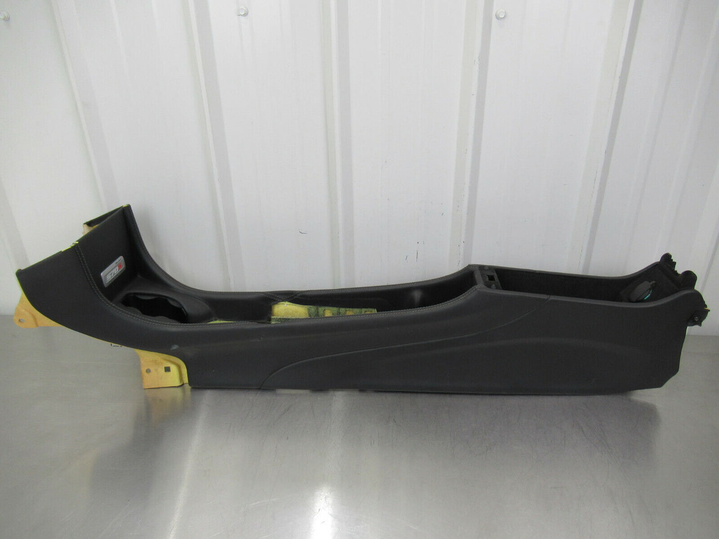 T020 2016 16 MCLAREN 570S CENTER CONSOLE BARE