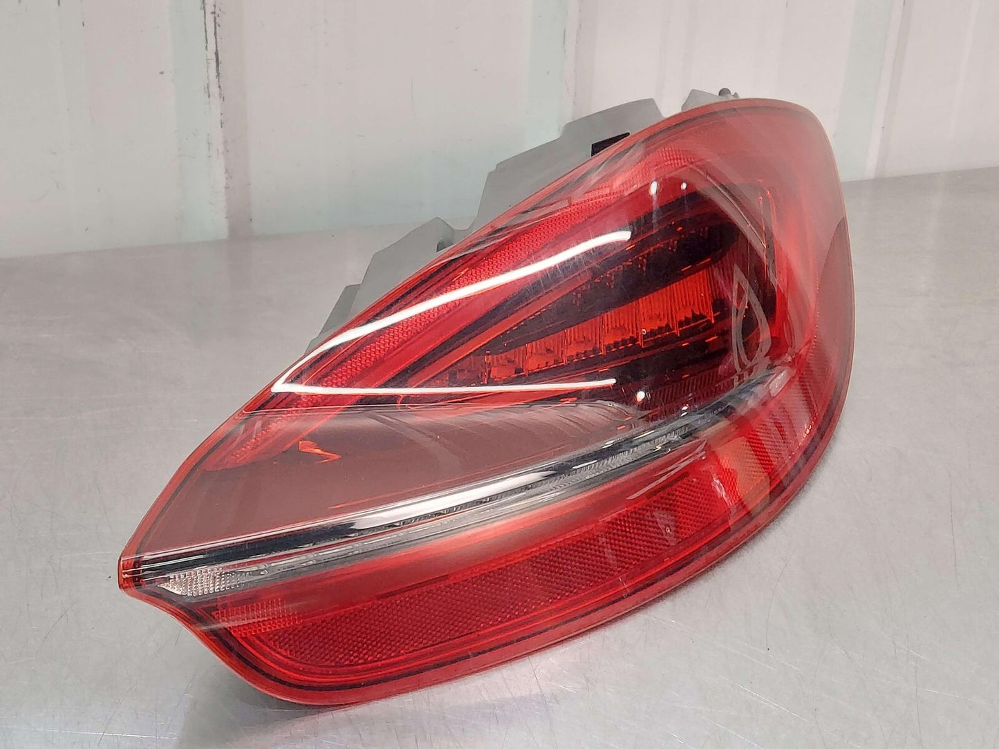 16 PORSCHE CAYMAN GT4 981 RIGHT TAIL LIGHT LAMP 98163114680 *SCRATCHES*