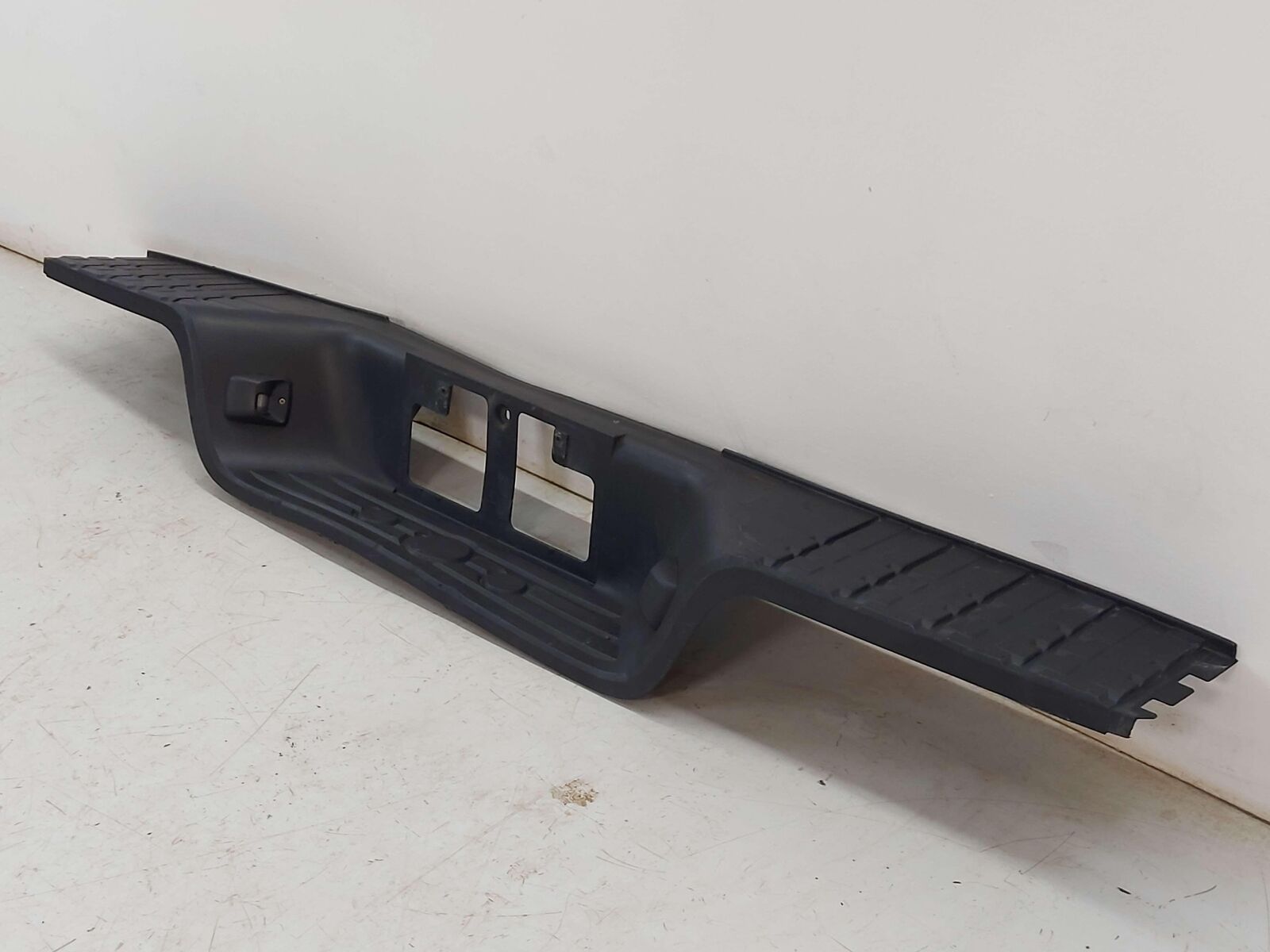 07-13 TOYOTA TUNDRA REAR BUMPER CENTER SECTION STEP PAD 52461-0C040 *NOTES*