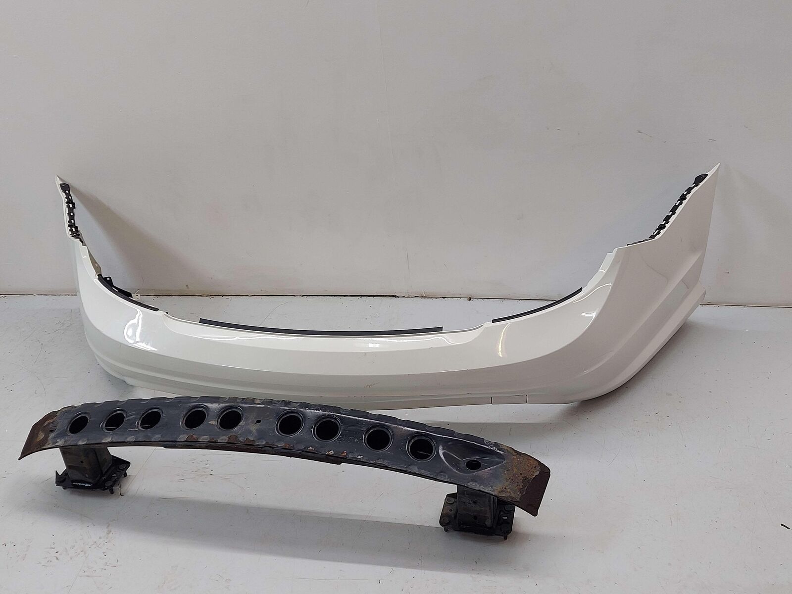 08-11 MERCEDES C63 REAR BUMPER W/ REINFORCEMENT WHITE *SCRATCHES GOUGES*