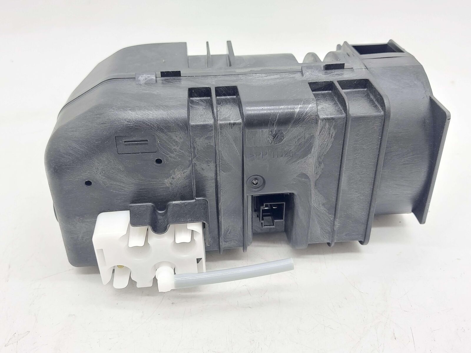 18-21 MERCEDES S560 W222 AIR VACUUM PUMP TRUNK MOUNTED A0008002200