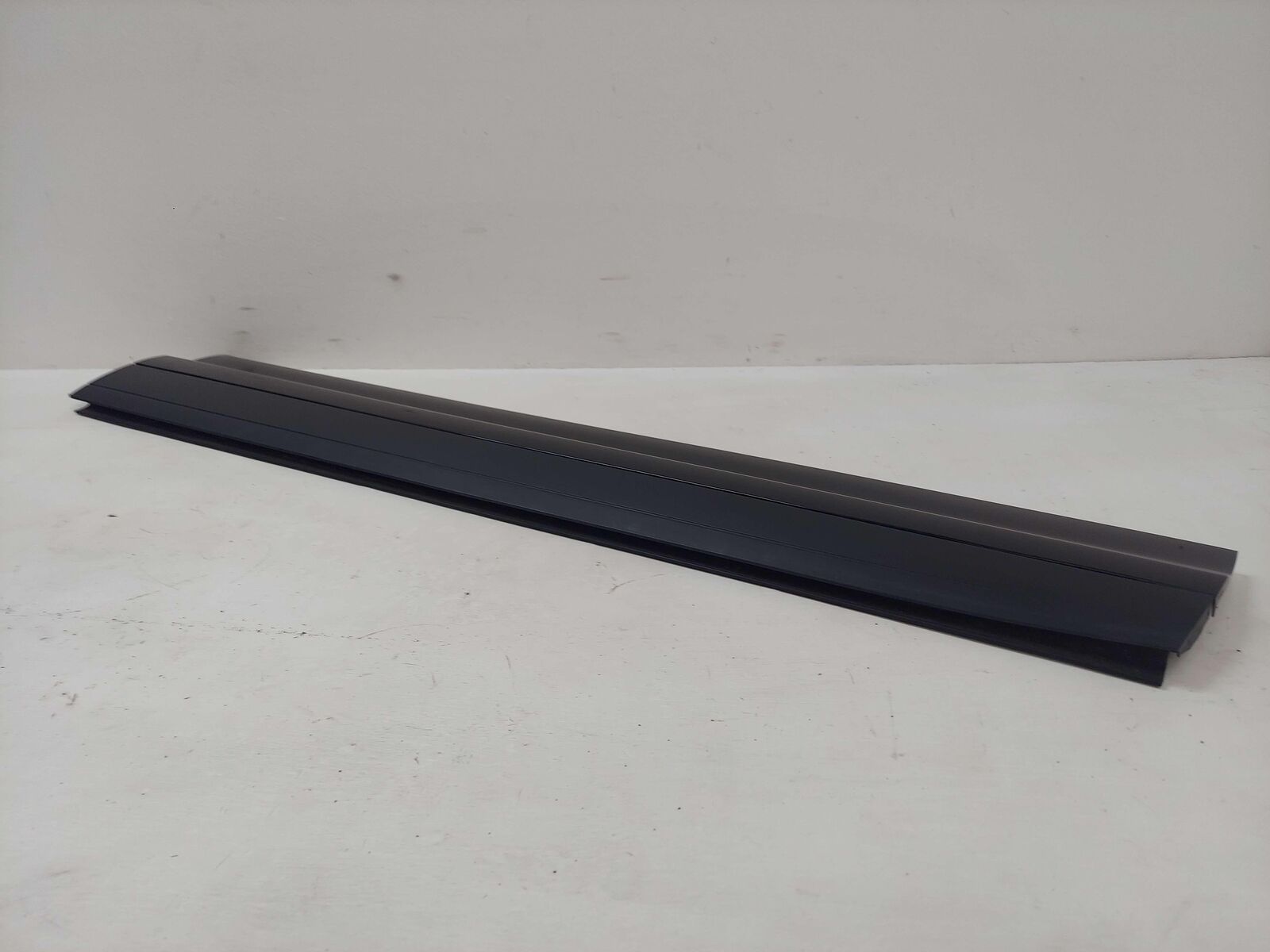 11-18 PORSCHE CAYENNE 958 S E-HYBRID FRONT RIGHT DOOR MOULDING BLACK