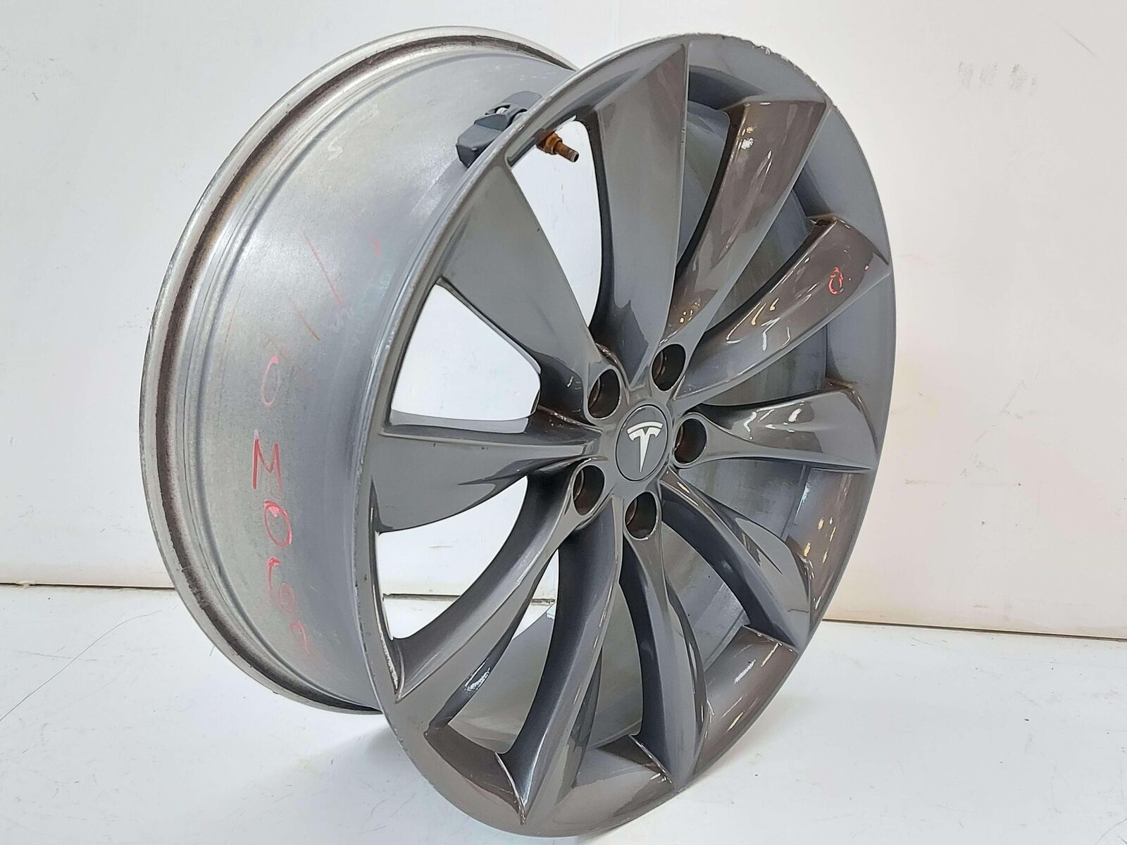 2013 TESLA S WHEEL 21X8.5 GREY TPMS 10 SPOKE 6005868-00-D *LIP RASH SCRATCHES*