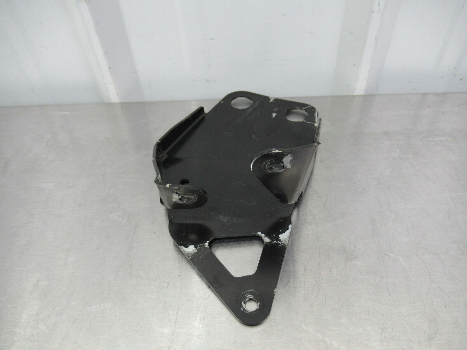 T020 2016 16 MCLAREN 570S RH RIGHT UPPER RADIATOR MOUNT BRACKET #22 13L0206CP