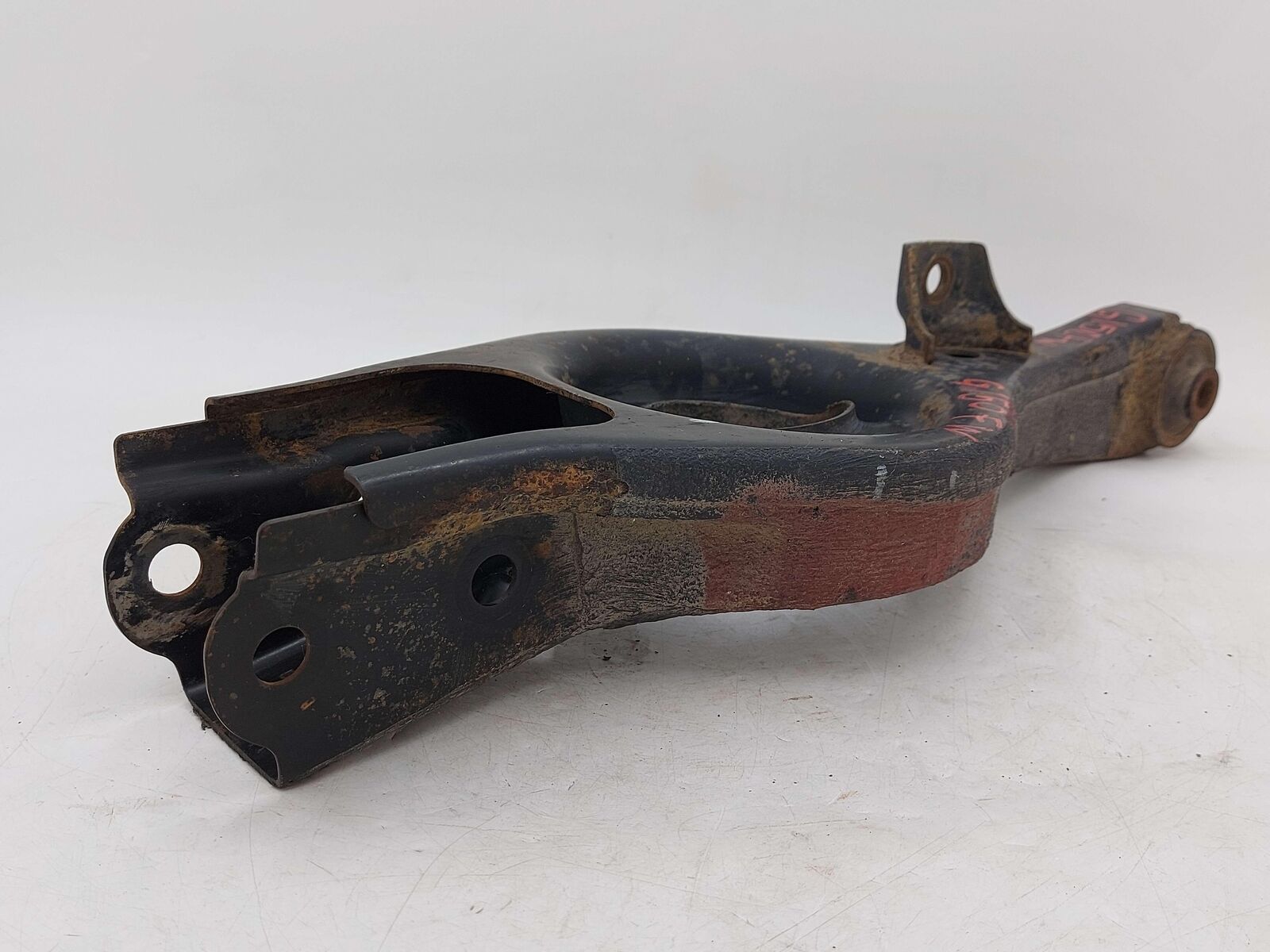 09-16 HYUNDAI GENESIS REAR RIGHT LOWER CONTROL ARM SPRING SEAT PERCH COUPE