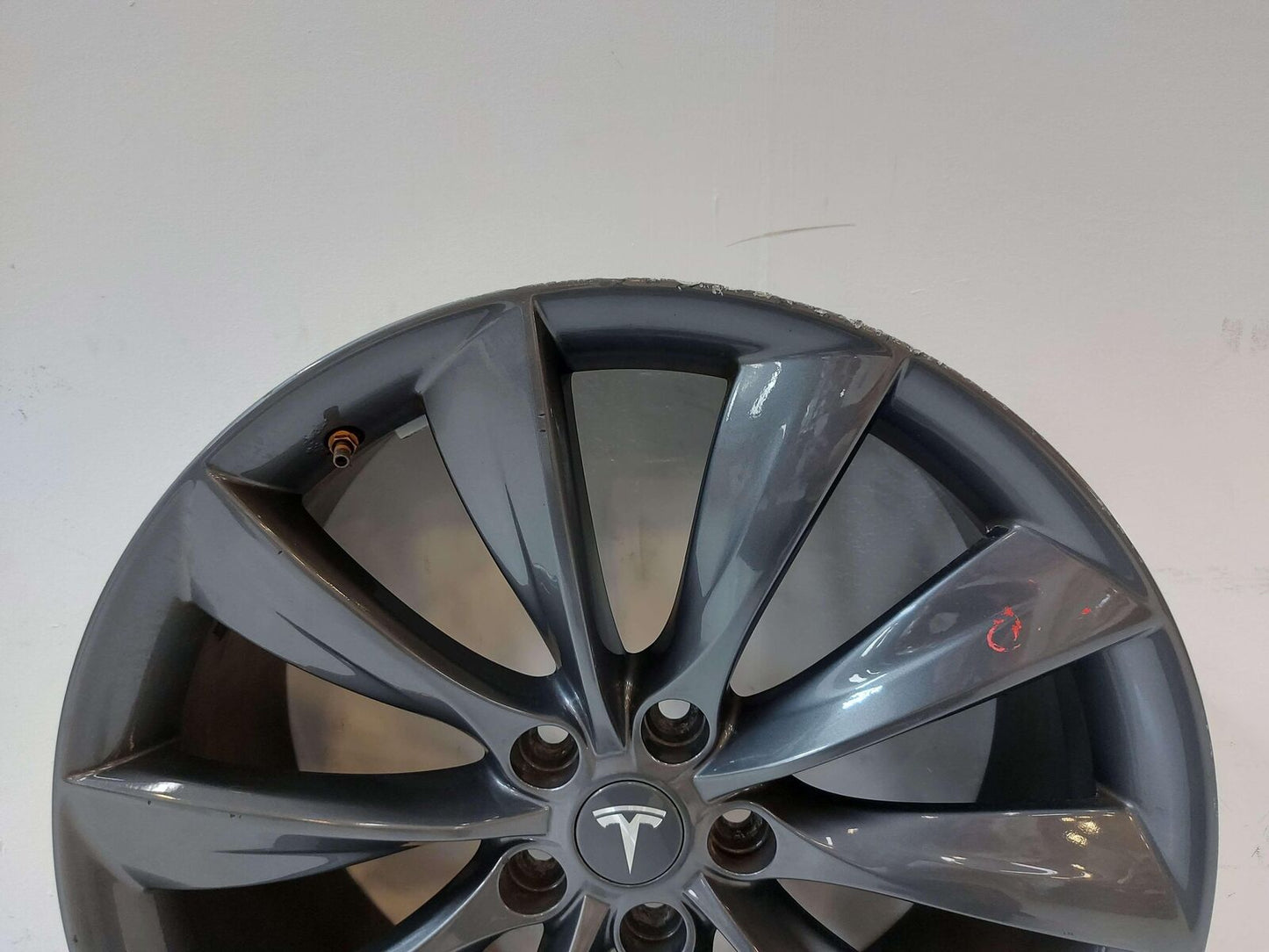 2013 TESLA S WHEEL 21X8.5 GREY TPMS 10 SPOKE 6005868-00-D *LIP RASH SCRATCHES*