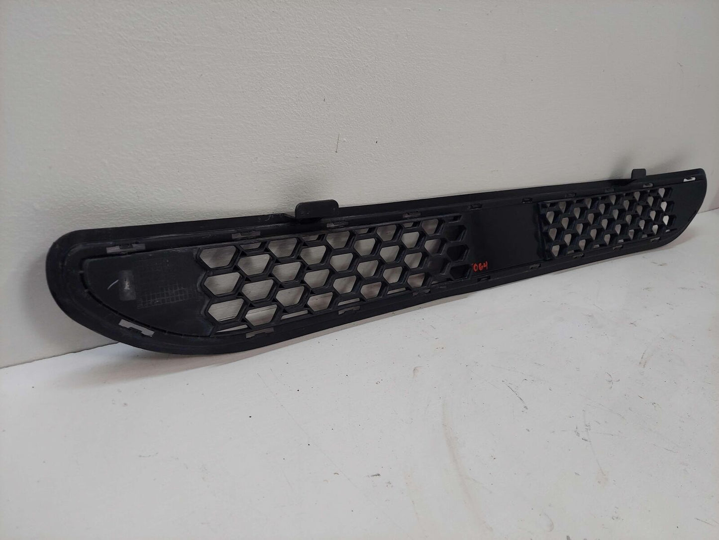 19-20 HYUNDAI SANTA FE FRONT BUMPER LOWER GRILLE ONLY 86531-S2010