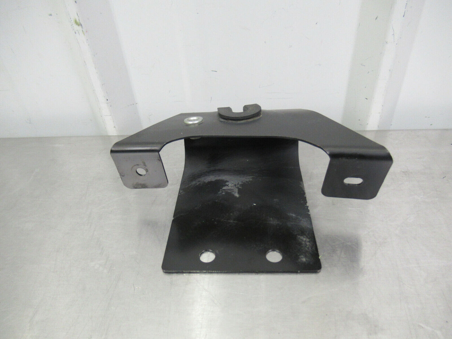 T020 2016 16 MCLAREN 570S RH RIGHT ENGINE COVER MOUNT BRACKET #42 13A6675CP