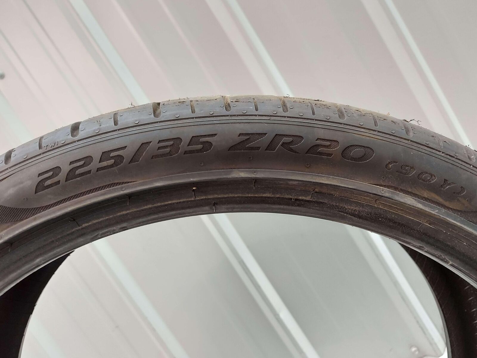 SINGLE TIRE PIRELLI P ZERO 225/35ZR20 DATE:1221 FROM 2021 MCLAREN GT *NOTES*