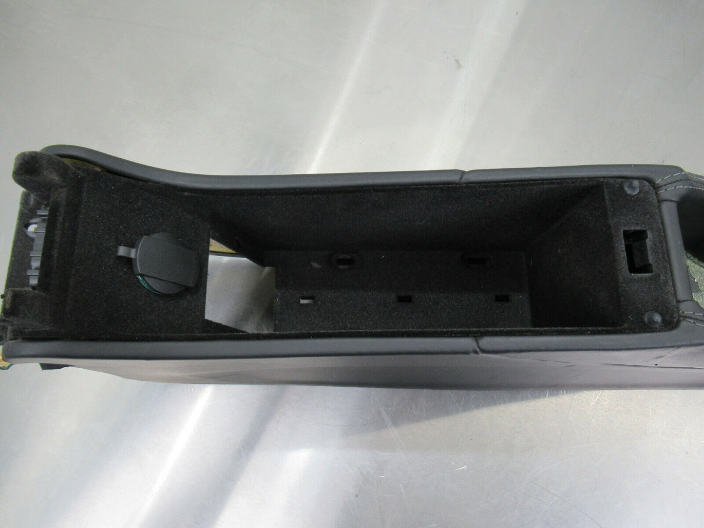 T020 2016 16 MCLAREN 570S CENTER CONSOLE BARE