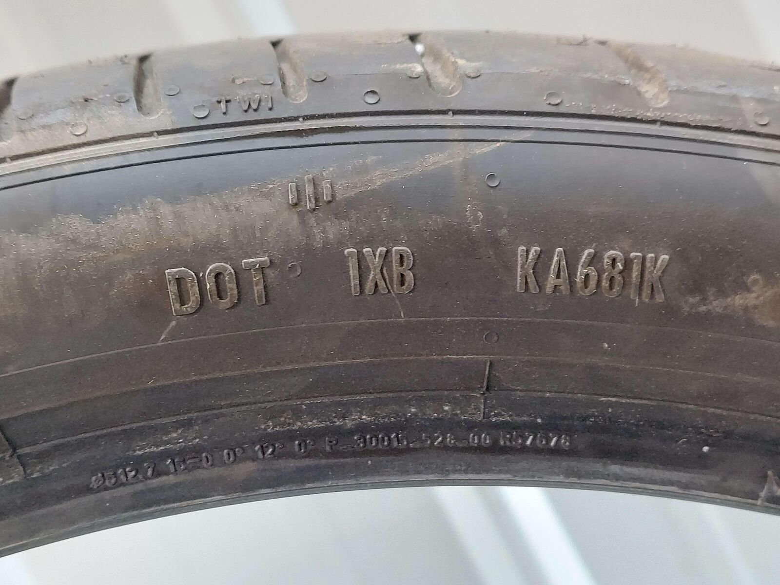 SINGLE TIRE PIRELLI P ZERO 225/35ZR20 DATE:1221 FROM 2021 MCLAREN GT *NOTES*