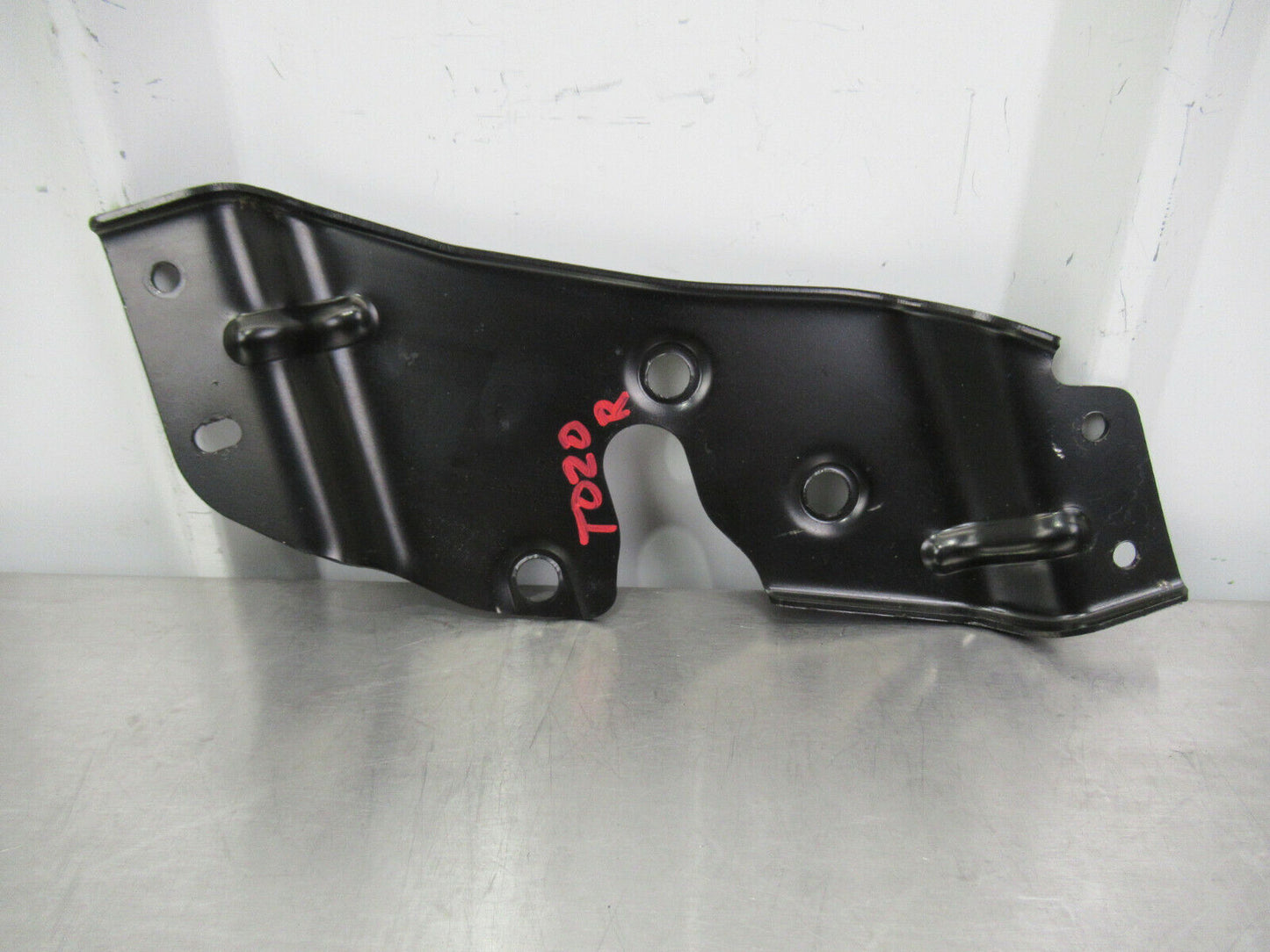 T020 2016 16 MCLAREN 570S RH RIGHT DOOR LATCH MOUNT BRACKET #24 13A5480CP