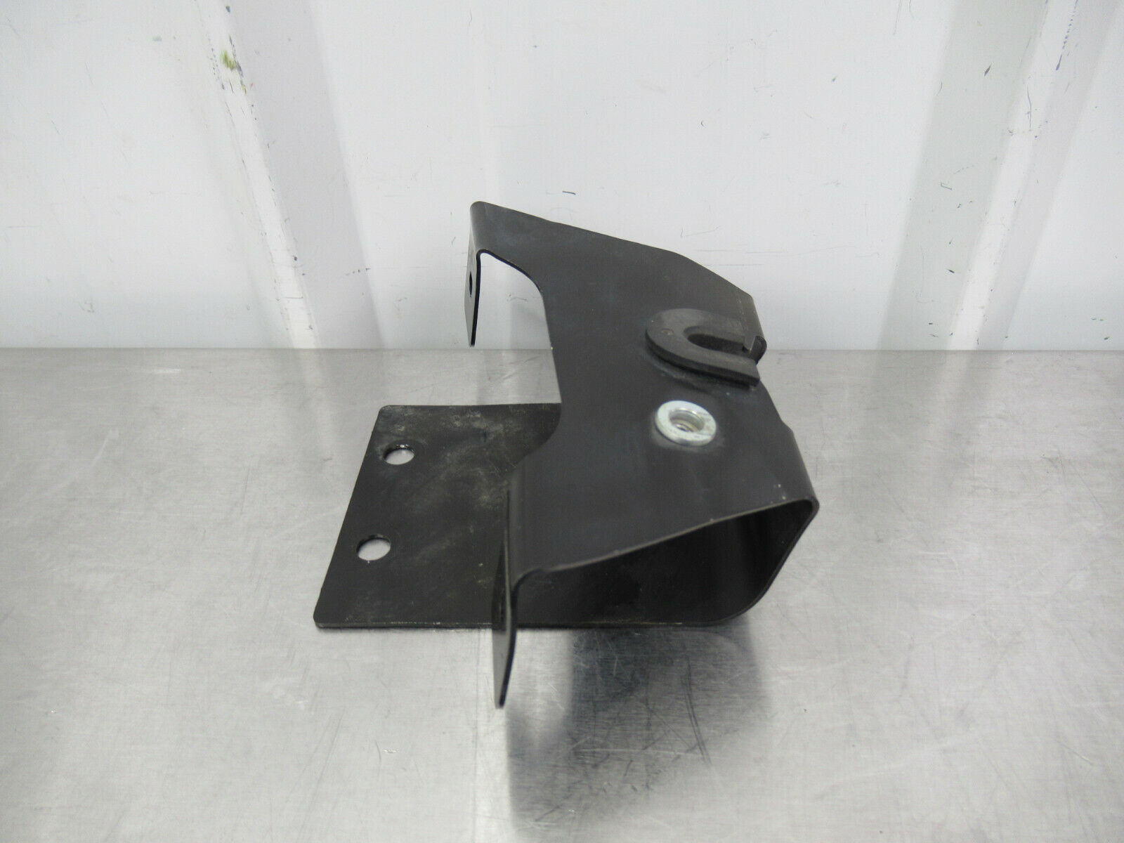 T020 2016 16 MCLAREN 570S LH LEFT ENGINE COVER MOUNT BRACKET #41 13A6672CP