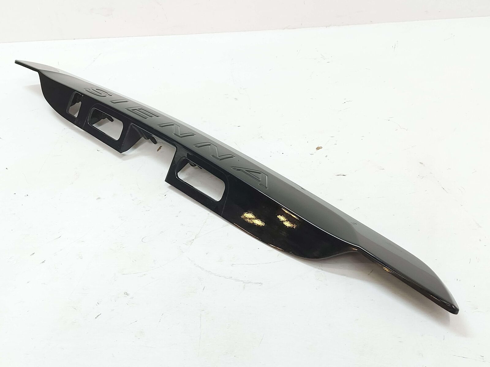 15 TOYOTA SIENNA LIFTGATE HANDLE GARNISH MOLDING MIDNIGHT BLACK 218 76801-08010