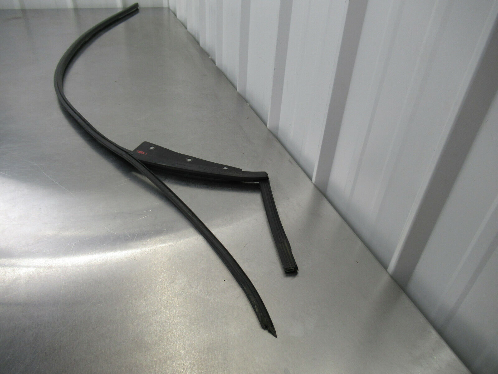 T020 2016 16 MCLAREN 570S LH LEFT DRIP RAIL ROOF MOULDING RUBBER WEATHER STRIP