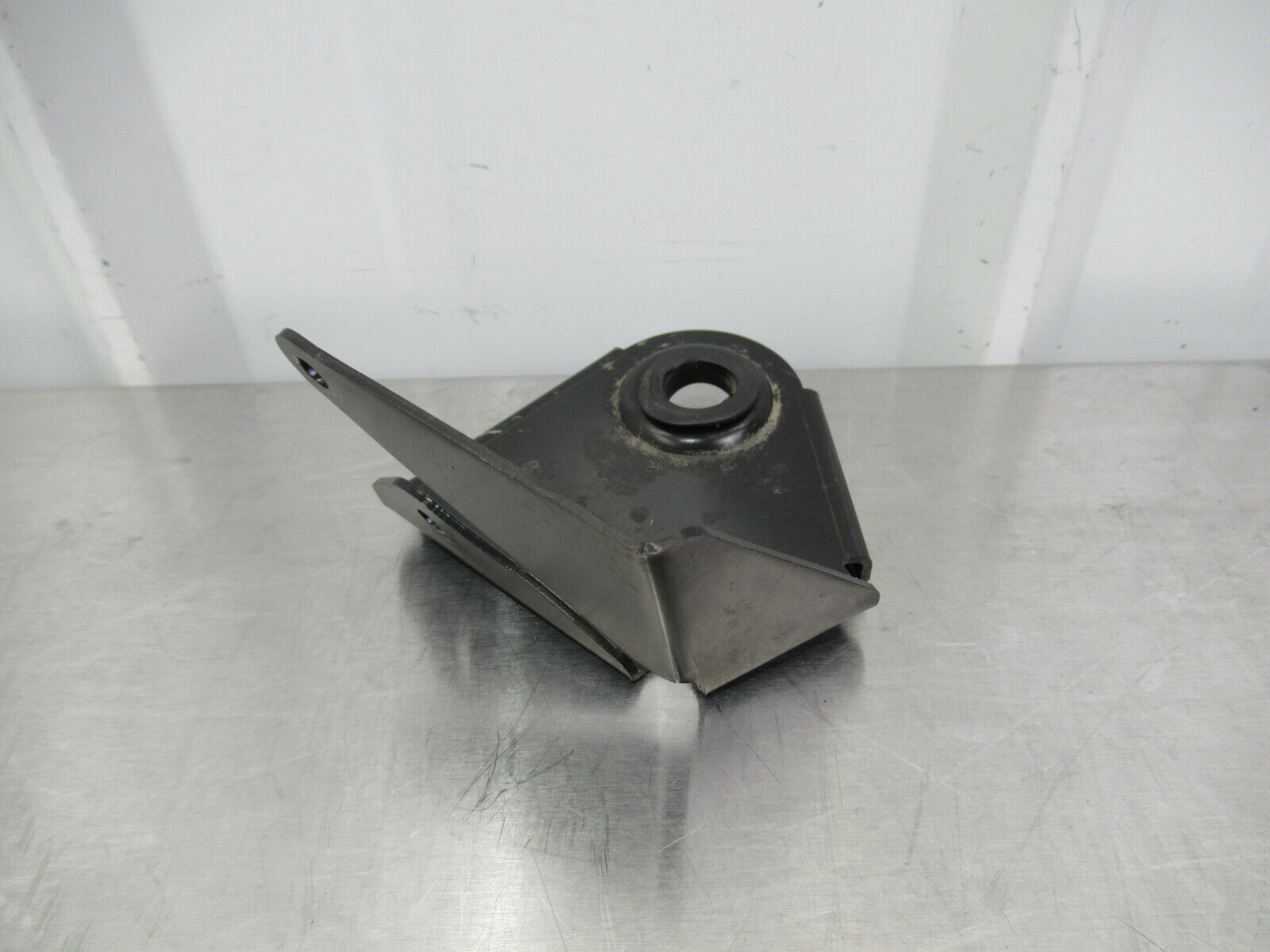 T020 2016 16 MCLAREN 570S LH LEFT LOWER RADIATOR MOUNT BRACKET #21 11L0369CP