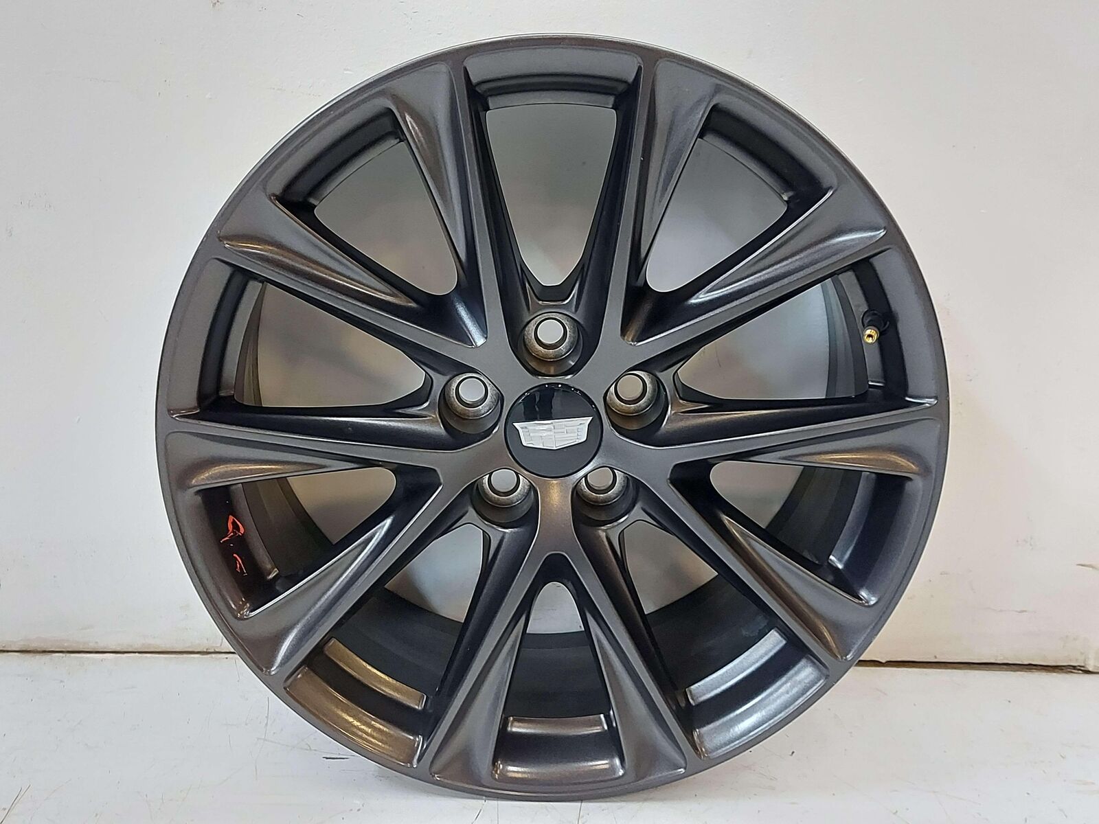 20-23 CADILLAC CT5 WHEEL RIM 19X8.5" 10 SPOKE GRAPHITE BLACK 84004238 *CHIPS*