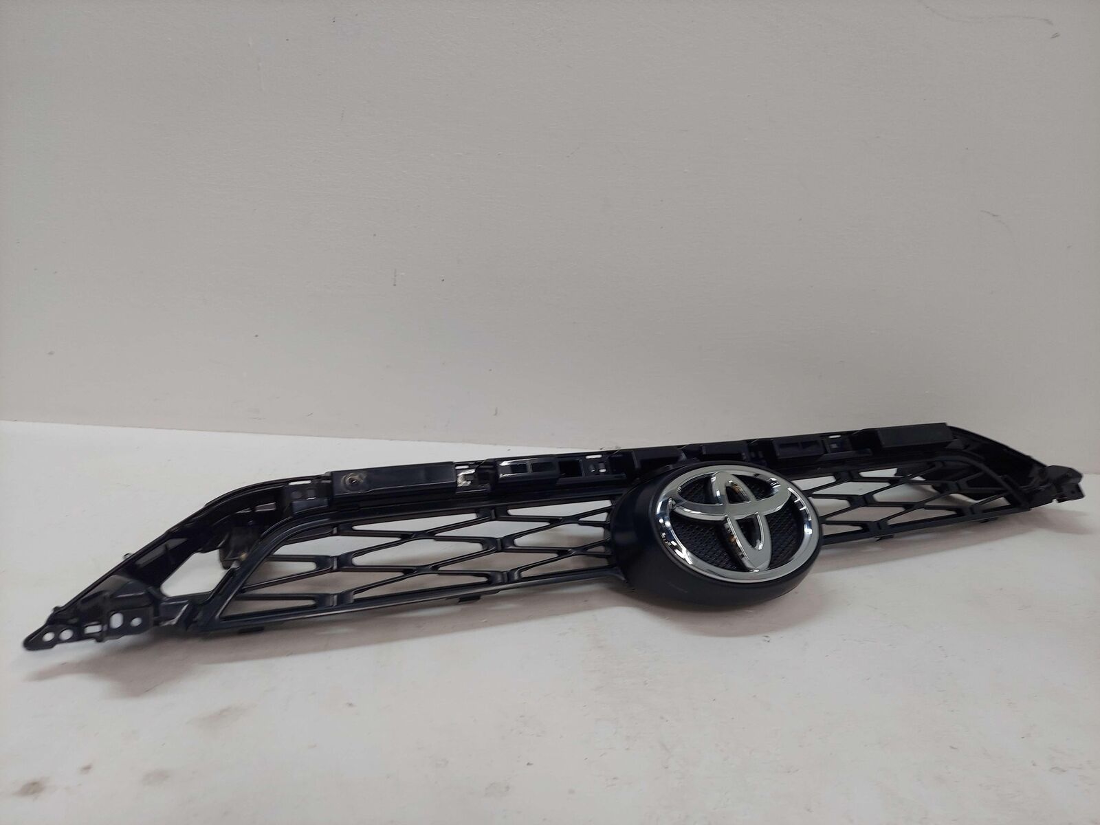 14-23 TOYOTA 4RUNNER UPPER CENTER GRILL GRILLE SR5 ATTITUDE BLACK *SCRATCHES*