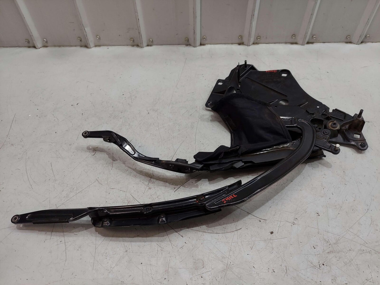 99-13 PORSCHE 911 996 CARRERA LEFT CONVERTIBLE TOP LIFT MOTOR BRACKET *NOTE