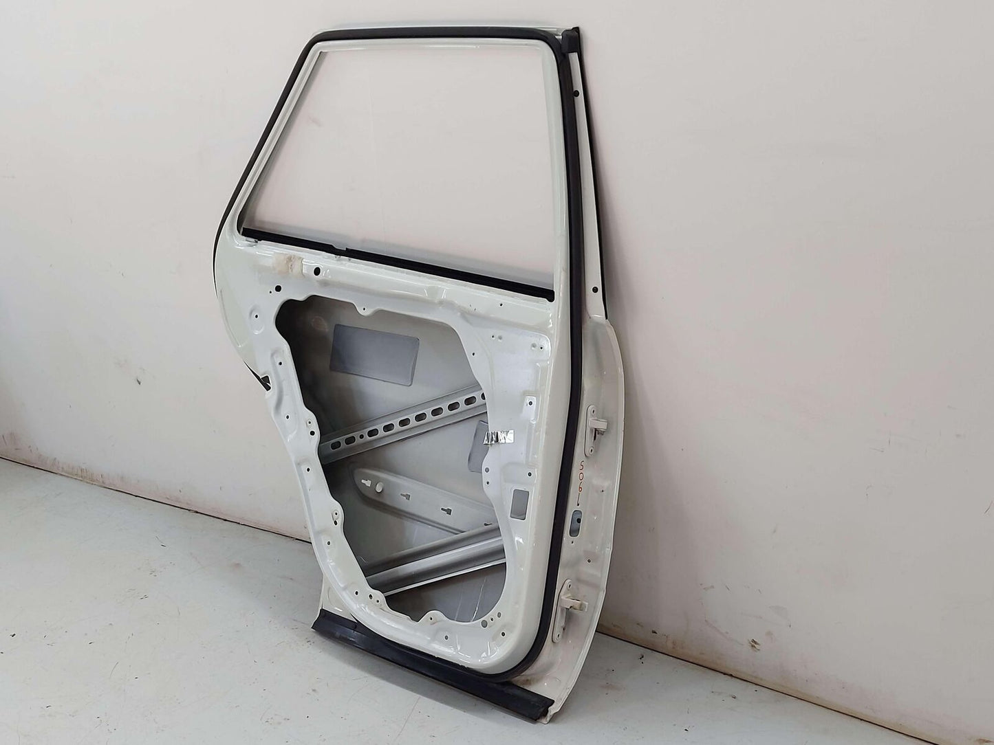 06-11 MERCEDES ML63 AMG W164 REAR LEFT DOOR CALCITE WHITE 65OU