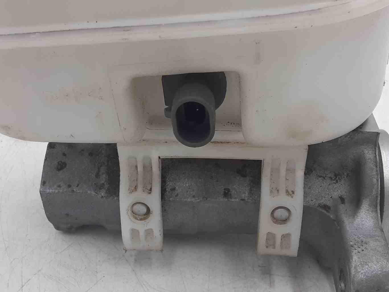 2013 TESLA S Master Cylinder Vac Booster Style With Reservoir