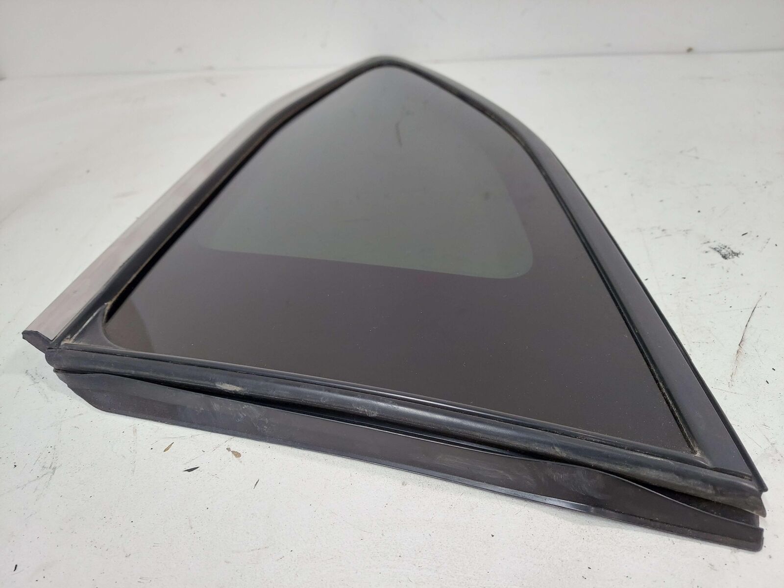 20-23 TOYOTA HIGHLANDER RIGHT QUARTER WINDOW GLASS 627100E190 *DAMAGED SEAL*