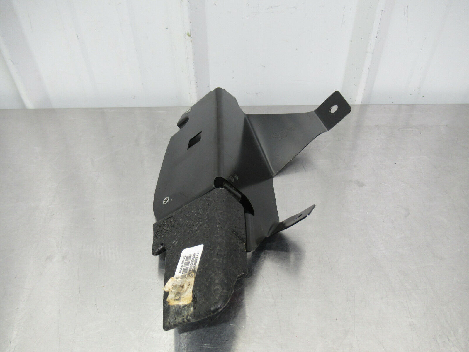 T020 2016 16 MCLAREN 570S LH LEFT DRIVERS FOOT REST BRACKET #4 11N0975CP