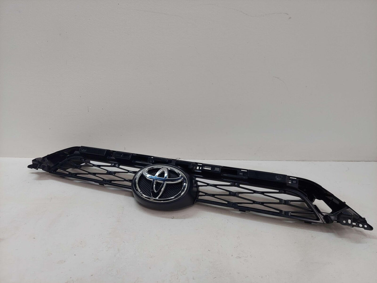 14-23 TOYOTA 4RUNNER UPPER CENTER GRILL GRILLE SR5 ATTITUDE BLACK *SCRATCHES*