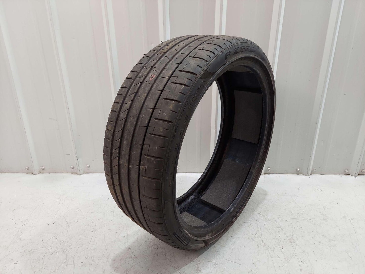 SINGLE TIRE PIRELLI P ZERO 225/35ZR20 DATE:1221 FROM 2021 MCLAREN GT *NOTES*