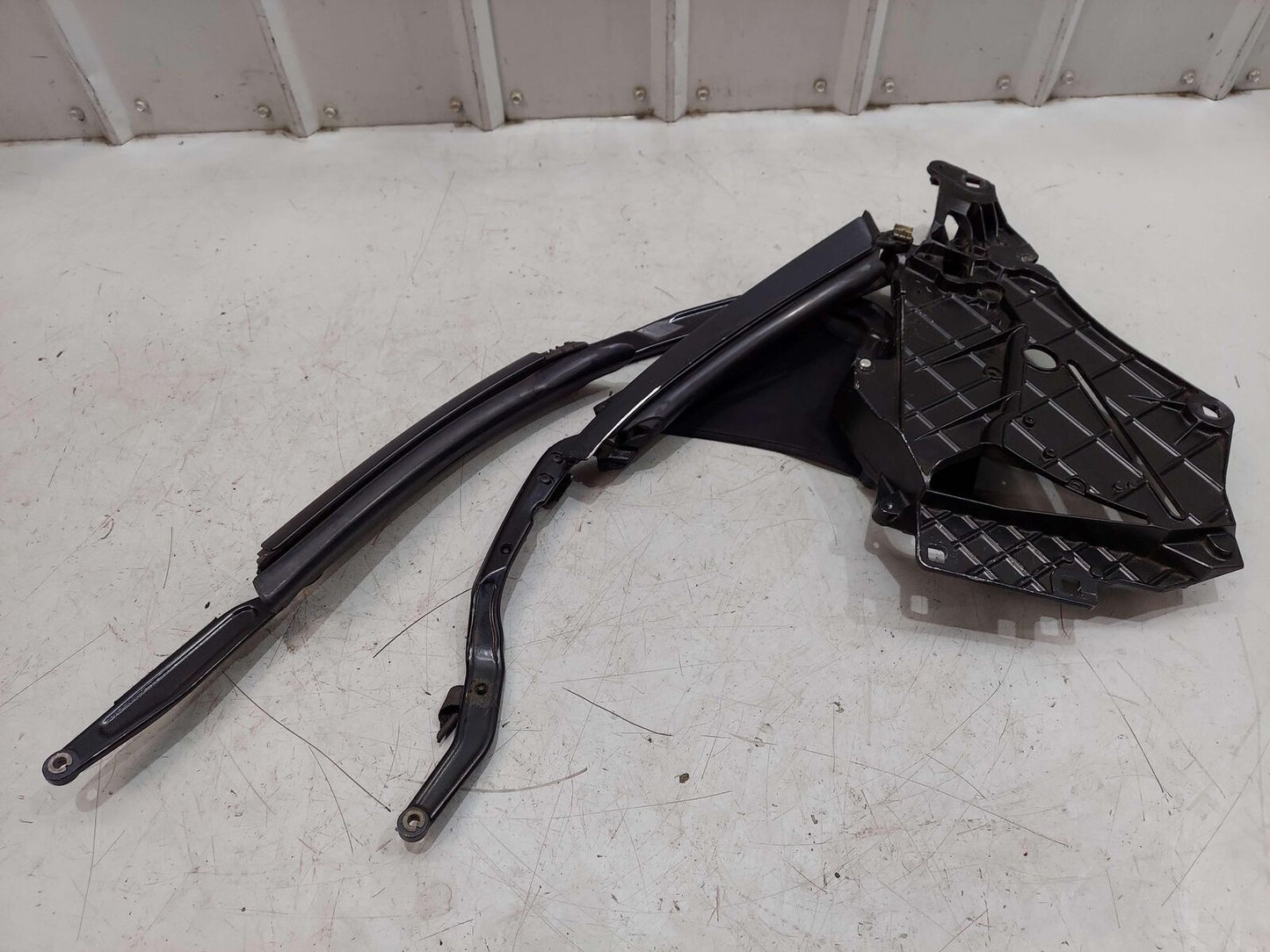 99-13 PORSCHE 911 996 CARRERA LEFT CONVERTIBLE TOP LIFT MOTOR BRACKET *NOTE