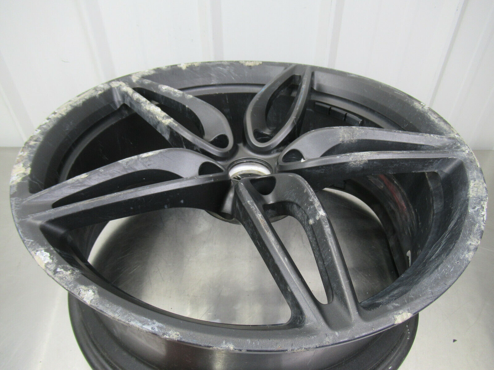 T020 2016 16 MCLAREN 570S FRONT WHEEL RIM #1 DAMAGED BENT 13B0929CP