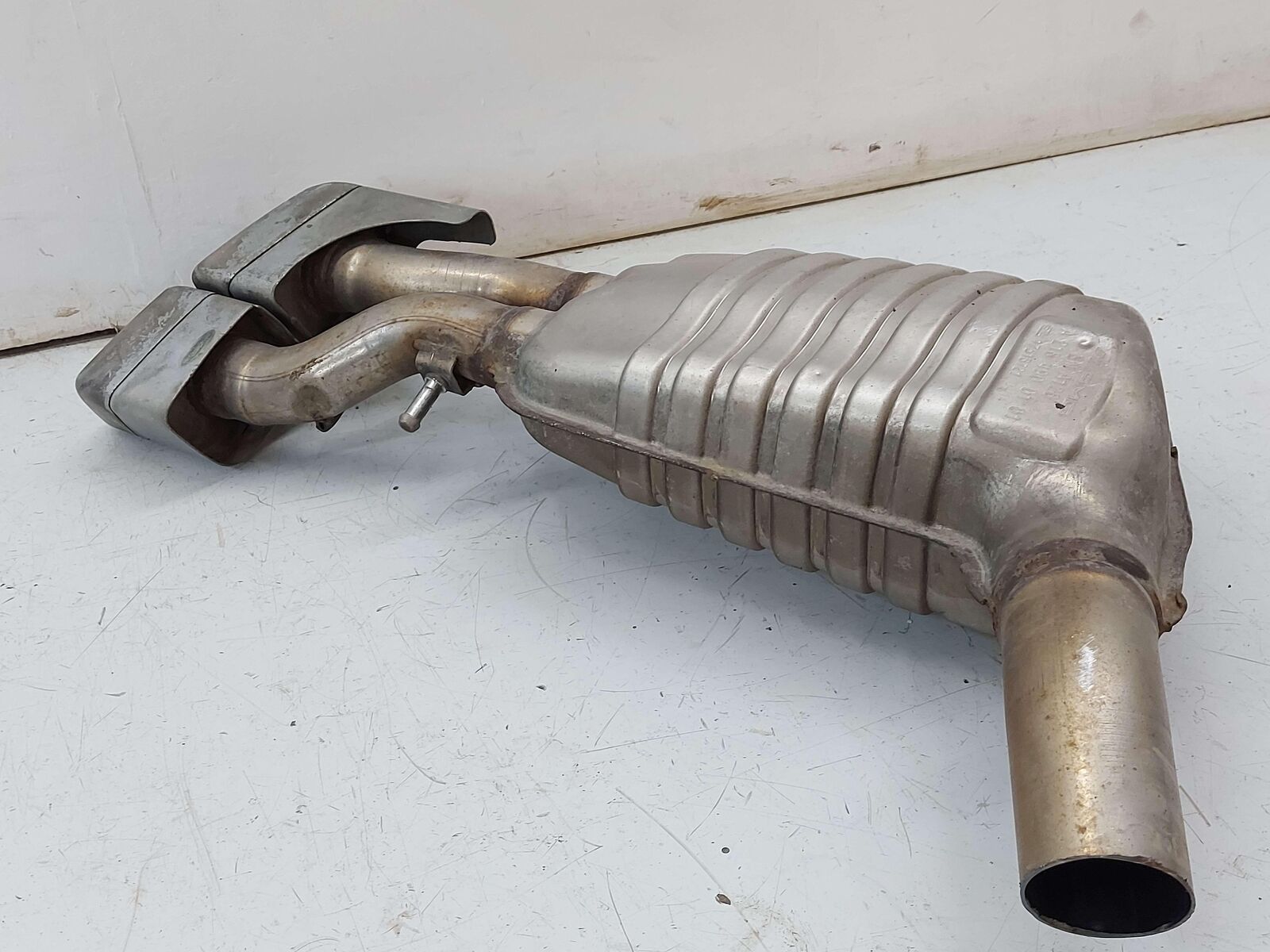 12-18 MERCEDES CLS63S AMG W218 RIGHT EXHAUST MUFFLER A2184900101