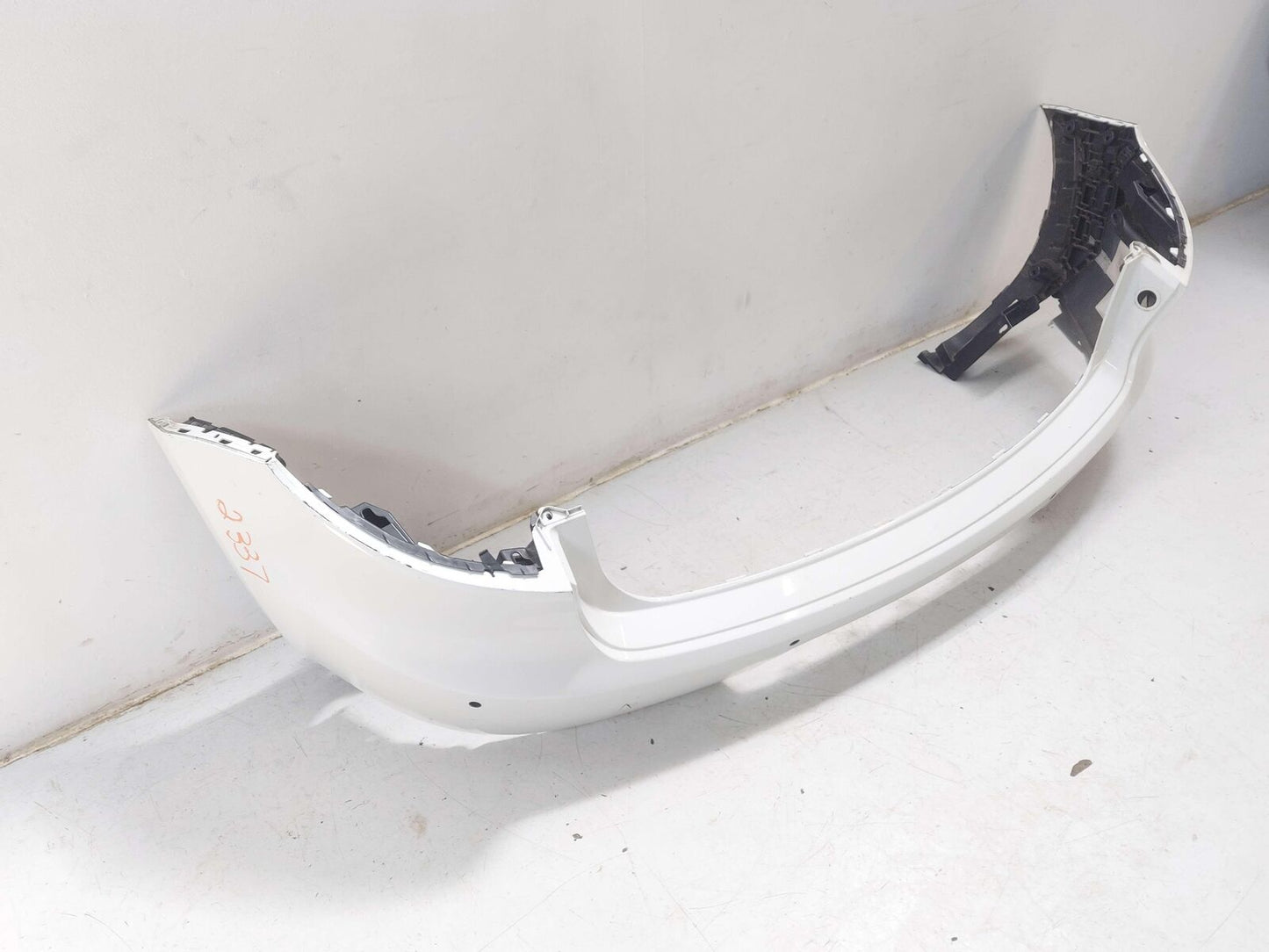 15-18 PORSCHE MACAN S 95B REAR BUMPER UPPER COVER PURE WHITE LC9A *NOTE