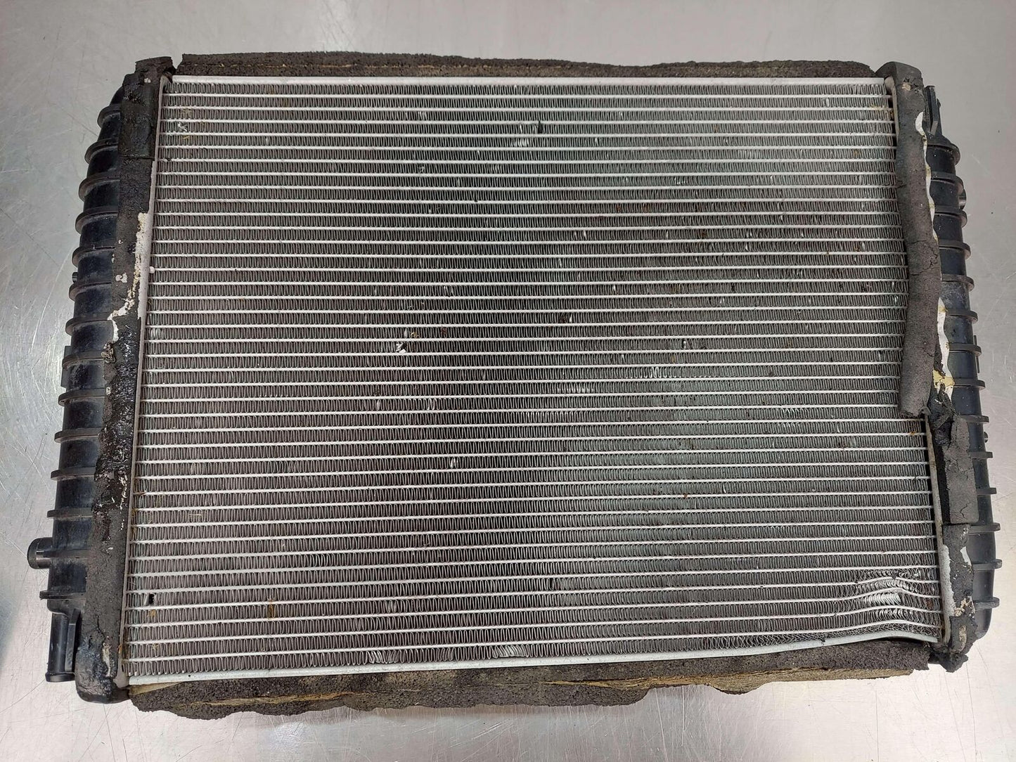 16 MCLAREN 675LT FRONT RIGHT WATER COOLANT RADIATOR *TWEAKED/DENTED. HOLDS FLUID