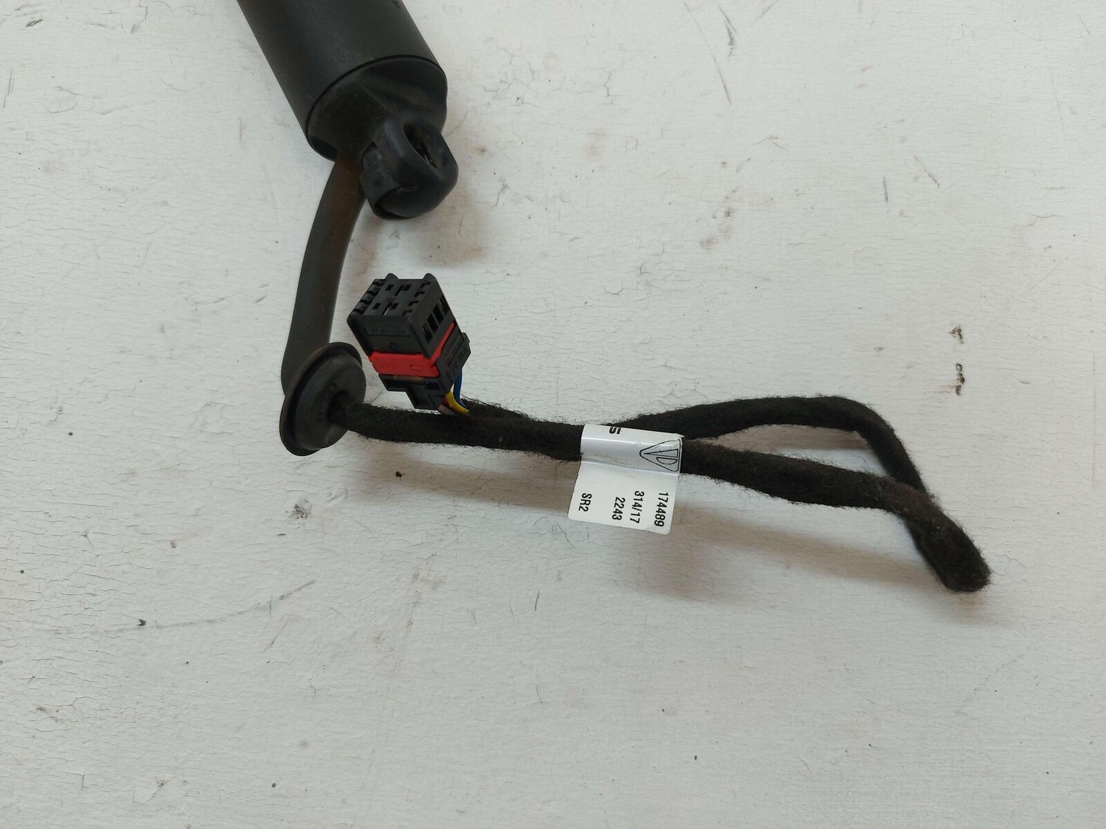 15-18 PORSCHE CAYENNE 958 S E-HYBRID LEFT TAILGATE TRUNK HATCH POWER LIFT STRUT