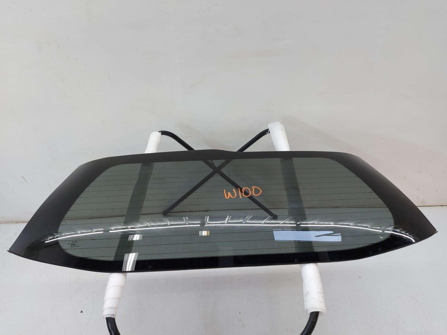 11-20 TOYOTA SIENNA SE REAR WINDOW GLASS 6810508050 *SCRATCHES*