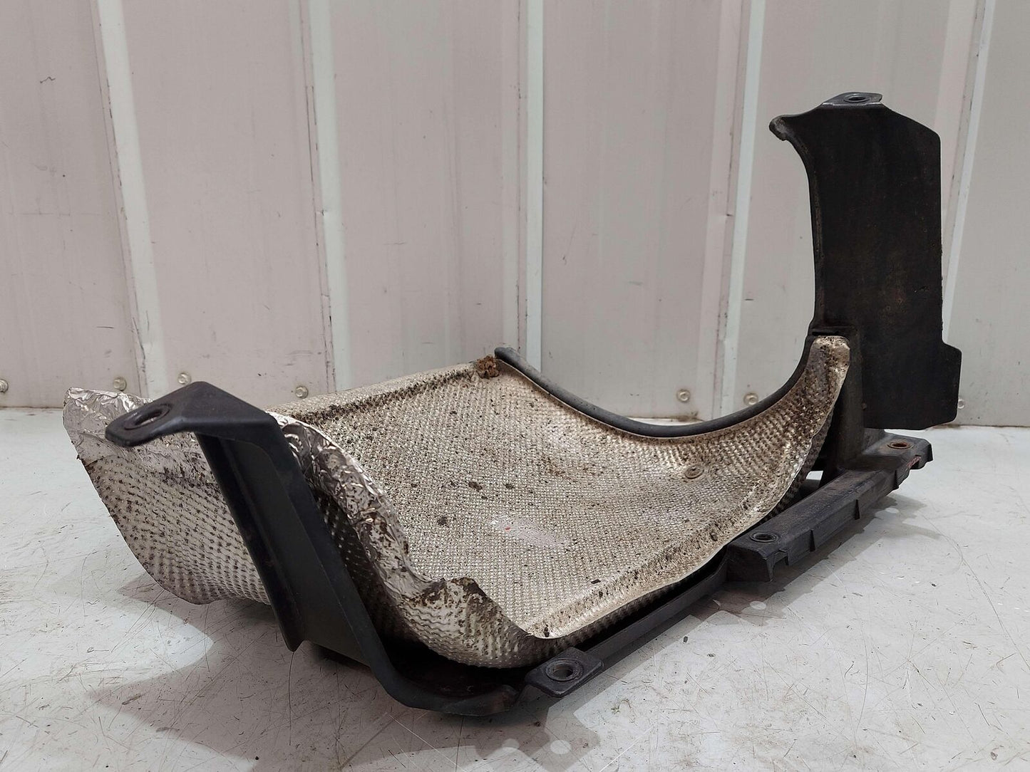 2001 PORSCHE 911 996 CARRERA REAR LEFT BUMPER MOUNT & HEATSHIELD 996505480