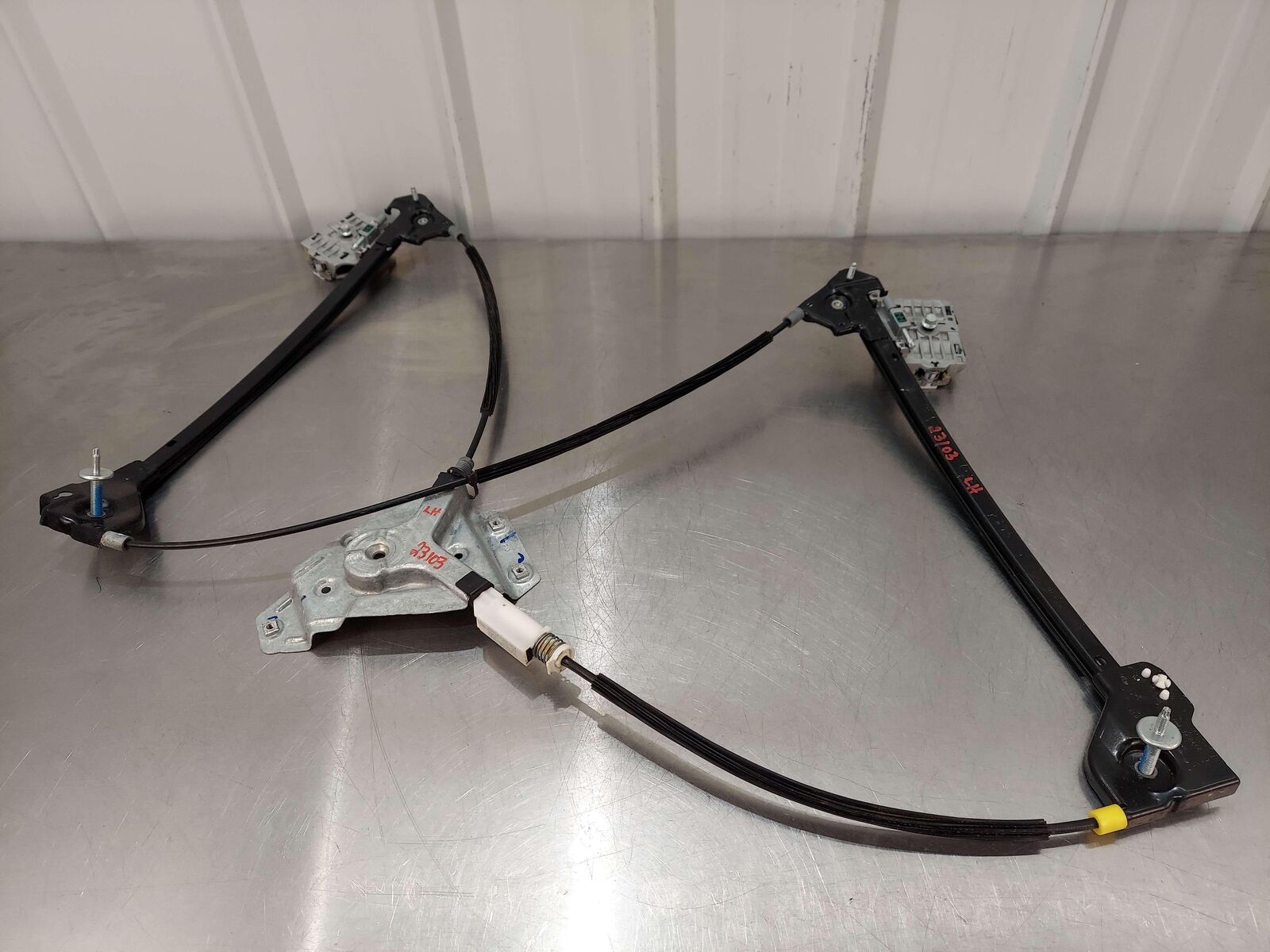 08-23 DODGE CHALLENGER SRT HELLCAT FRONT LEFT DOOR WINDOW REGULATOR 68043885AA