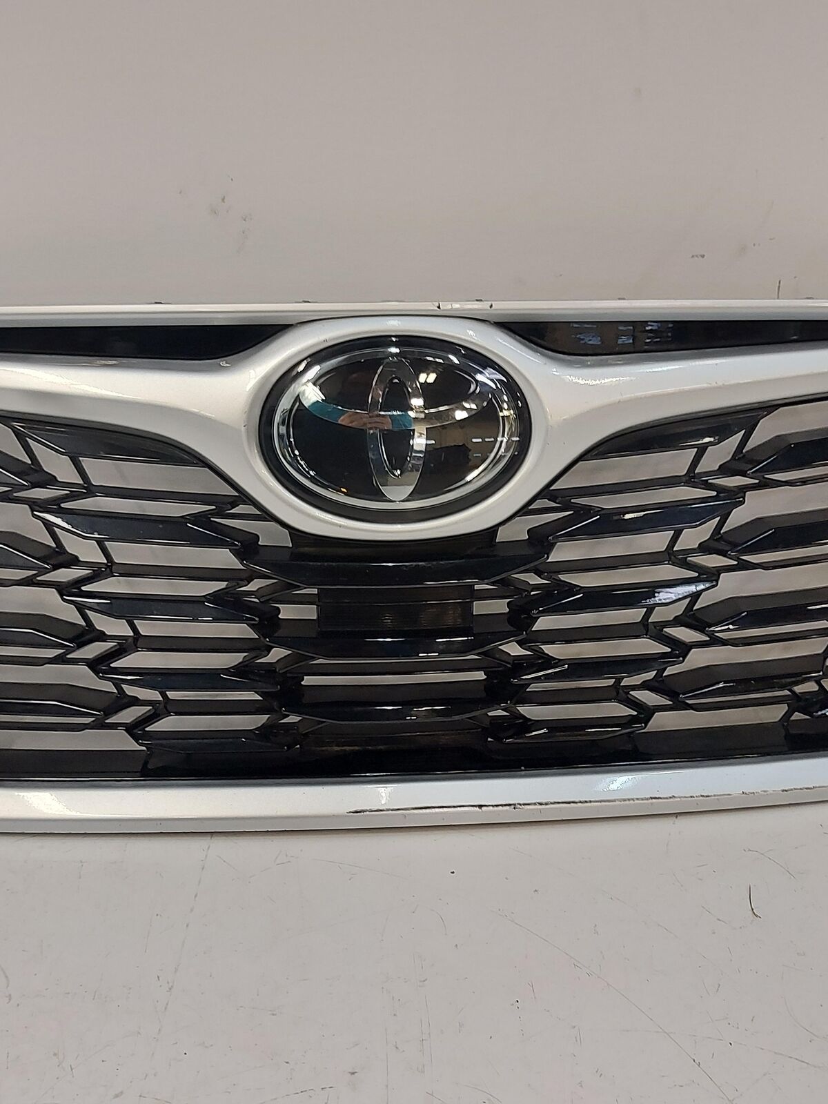 20-22 Toyota Highlander Upper Grille *Scuffs 53101-0E330 53101-0E360 53101-0E370