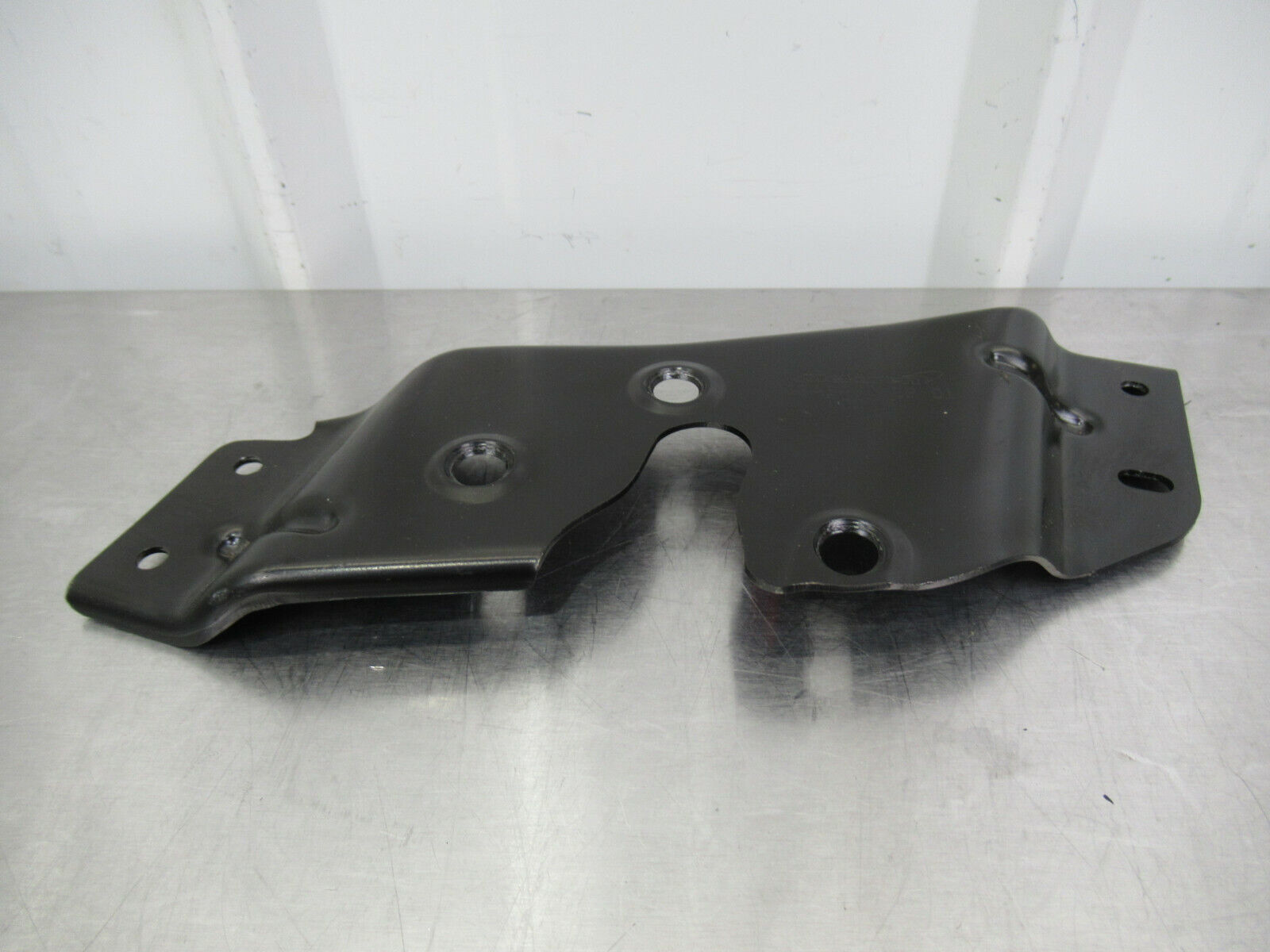 T020 2016 16 MCLAREN 570S RH RIGHT DOOR LATCH MOUNT BRACKET #24 13A5480CP