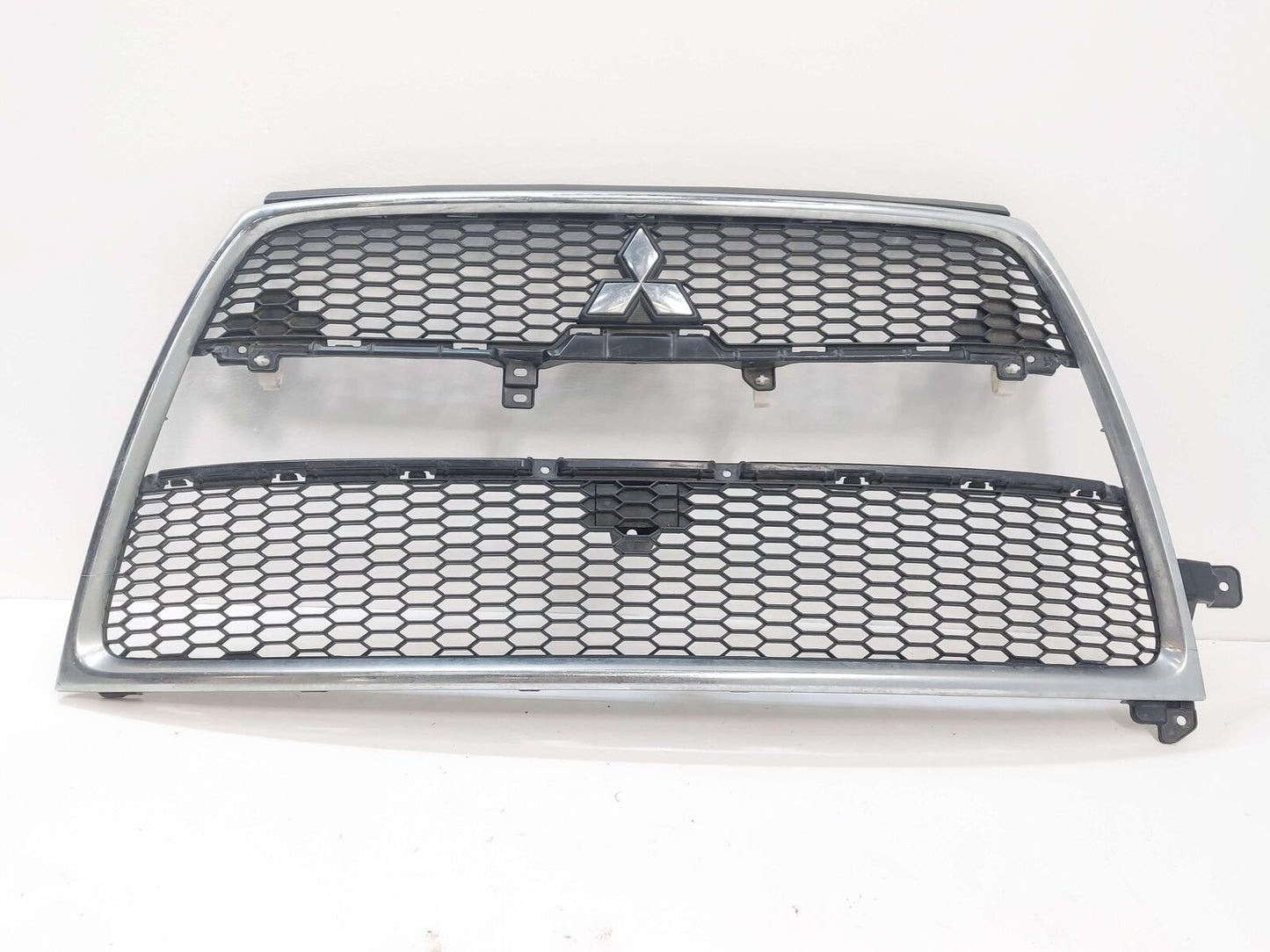 10-13 MITSUBISHI OUTLANDER UPPER GRILL GRILLE 6402A198 *PITTING PEELING*