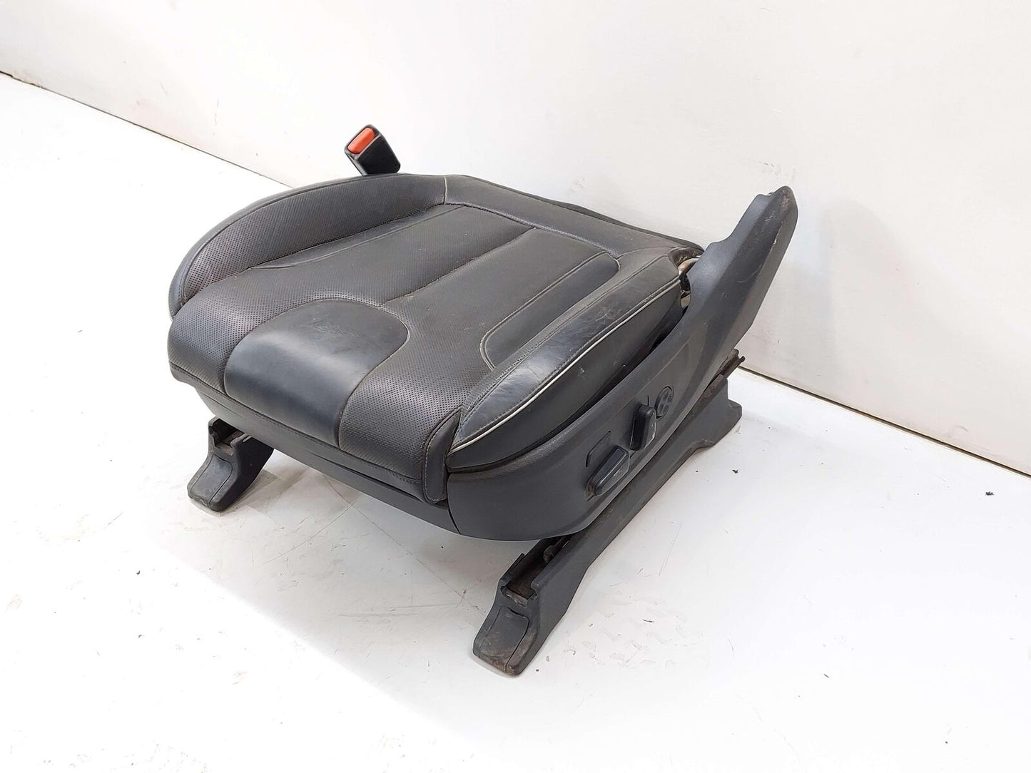 20-22 HYUNDAI PALISADE FRONT LEFT HEATED VENTILATED SEAT BASE W/ MOTORS BLACK