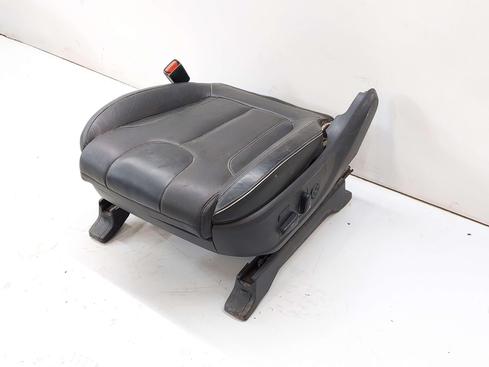 20-22 HYUNDAI PALISADE FRONT LEFT HEATED VENTILATED SEAT BASE W/ MOTORS BLACK