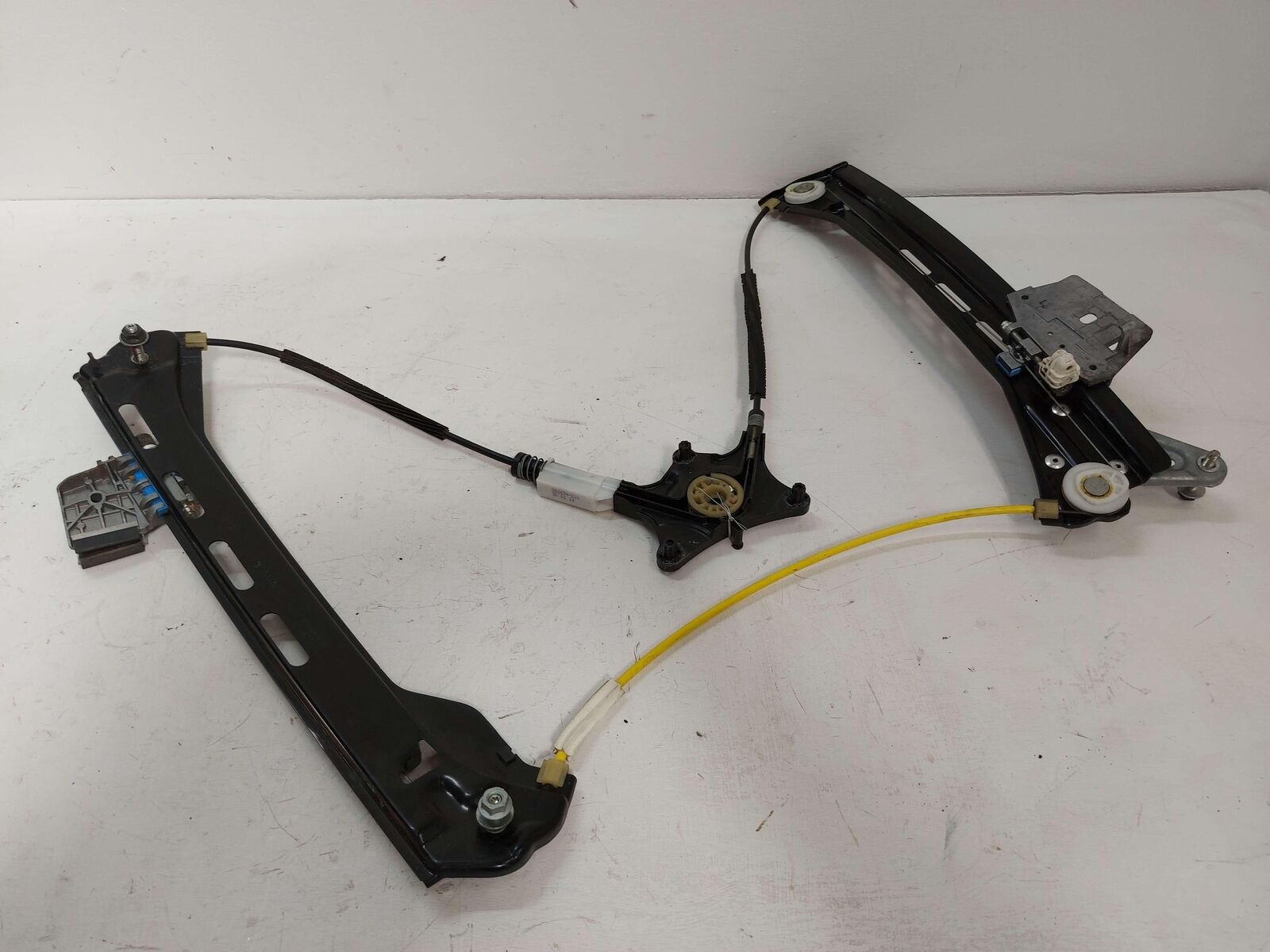 12-18 Mercedes W218 CLS63S AMG FRONT LEFT DOOR WINDOW GLASS REGULATOR 2187200379