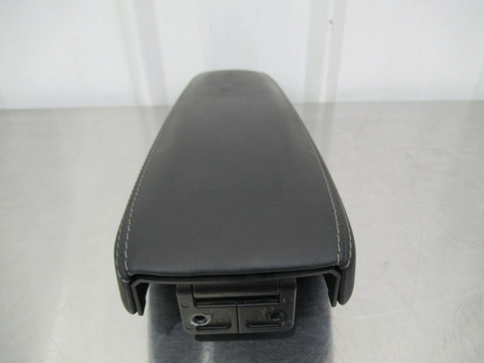 T020 2016 16 MCLAREN 570S CENTER CONSOLE LID COVER ARMREST