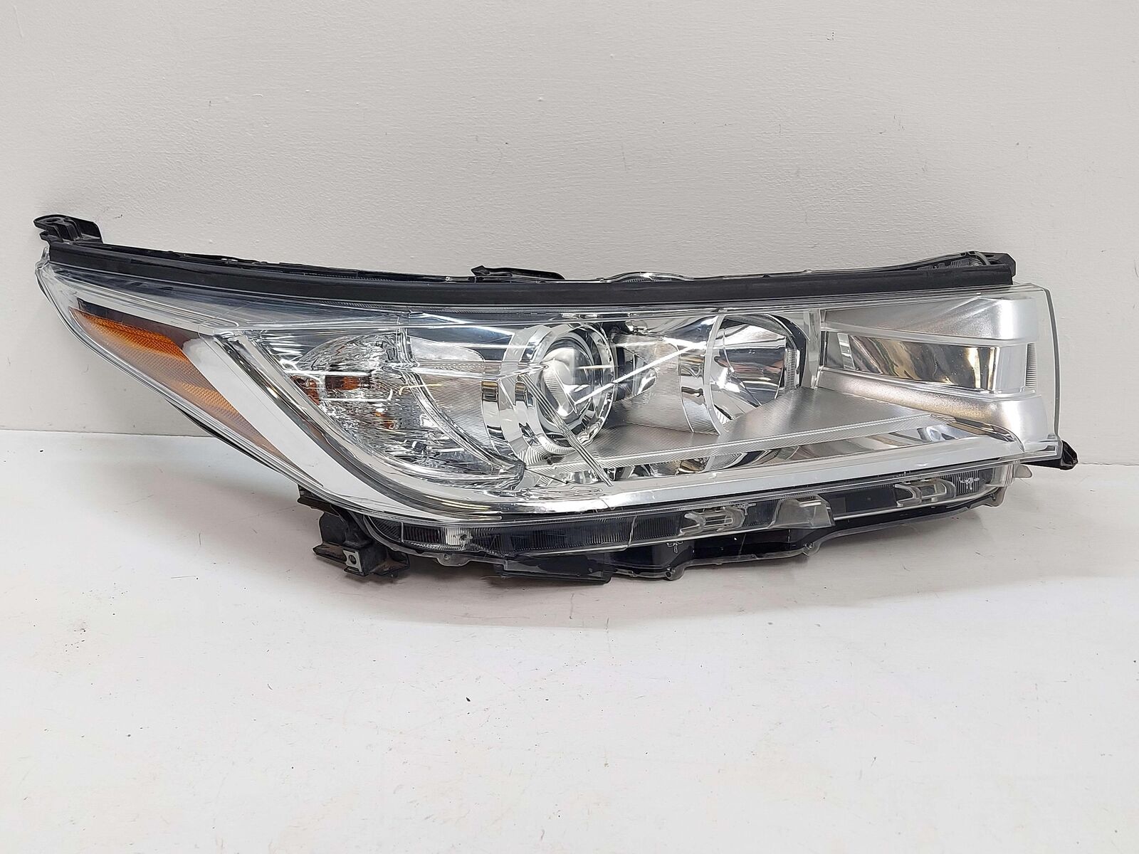 17-19 TOYOTA HIGHLANDER FRONT RIGHT HEADLIGHT HEADLAMP 811100E330