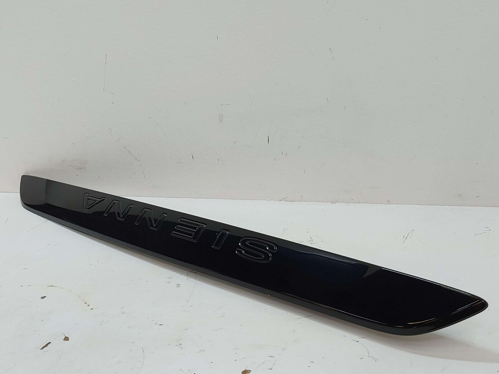 15 TOYOTA SIENNA LIFTGATE HANDLE GARNISH MOLDING MIDNIGHT BLACK 218 76801-08010