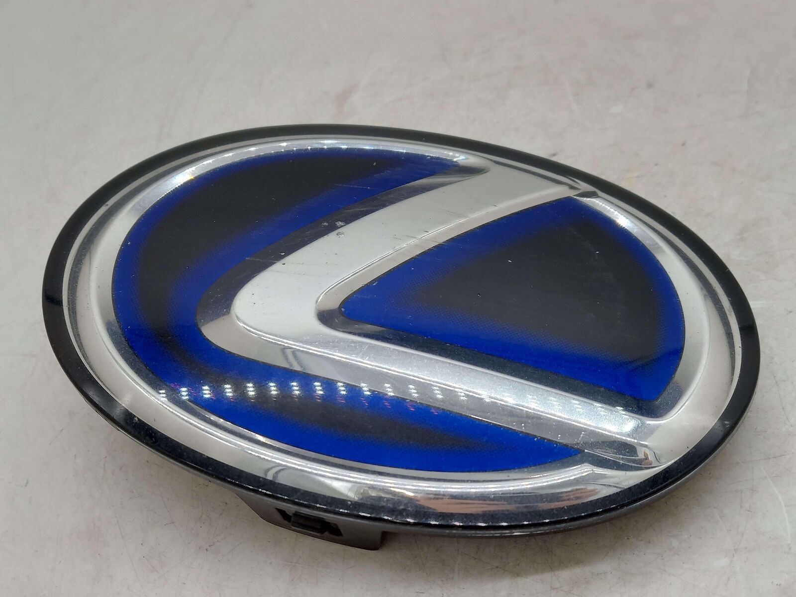 2010 LEXUS LS600 HYBRID EMBLEM 90975-02117 *SCUFFED*