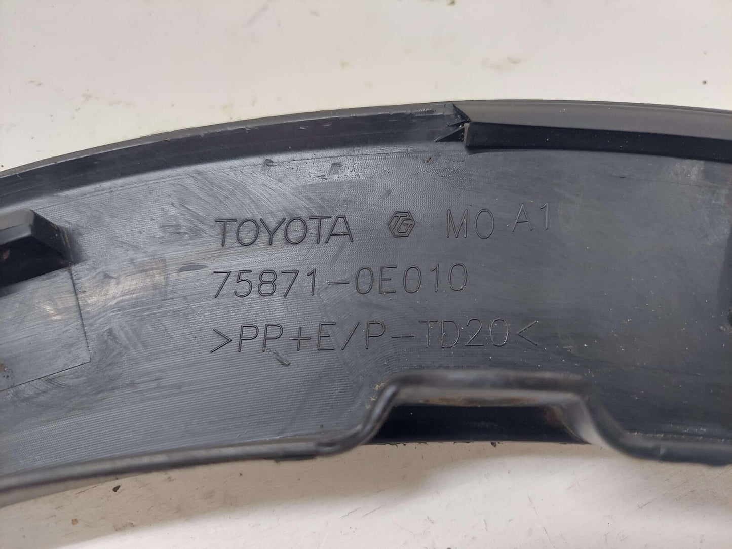 14-19 TOYOTA HIGHLANDER RIGHT WHEEL OPENING MOULDING BLACK TEXTURED *SCRATCHES*